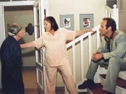 Charlotte (Ursula Karusseit) ist überhaupt nicht begeistert, dass sie ein fremdes Kind aufnehmen soll und die ganze Arbeit an ihr wieder hängen bleibt und hält ihren beiden Männern (Fred Delmare, links; Johannes Steck) erst einmal eine Standpauke!