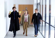Dr. Watson (Martin Freeman) und die Ärztin Molly (Louise Brealey) staunen nicht schlecht, als Sherlock Holmes (Benedict Cumberbatch, li.) ihnen zwei Chipstüten als Mittagessen präsentiert. Dr. Watson (Martin Freeman) und die Ärztin Molly (Louise Brealey) staunen nicht schlecht, als Sherlock Holmes (Benedict Cumberbatch, li.) ihnen zwei Chipstüten als Mittagessen präsentiert.