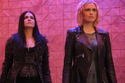 Octavia Blake (Marie Avgeropoulos, l.); Clarke Griffin (Eliza Taylor, r.).