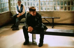 Roger Kint (Kevin Spacey l.) in einer Zelle mit Michael McManus (Stephen Baldwin r.).