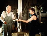 Sam Walton (Will Geer, l.) ist von dem Vertreter George Reed (Ben Piazza, r.) überhaupt nicht begeistert, zumal er sich sichtlich häuslich niederlässt.