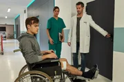 Alex Rode (Jan Hartmann) möchte Moritz Friedmann (Juri Raphael Senft, l.) zum Zimmer seines Vaters bringen. Doch eine schlimme Neuigkeit von Laura Seifert (Susan Hoecke) verändert alles.