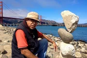 Bill Dan balanciert an der Bucht von San Francisco Steine: Für seine „Skulpturen“ scheint das Gesetz der Schwerkraft nicht zu gelten.