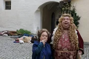 Dornr&ouml;schens Eltern, der K&ouml;nig (Dirk Bach) und die K&ouml;nigin (ChristTine Urspruch) sind kurz davor, in den 100-j&auml;hrigen Tiefschlaf zu sinken.