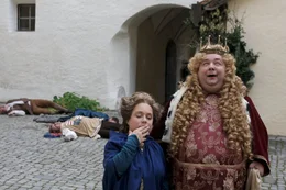 Dornr&ouml;schens Eltern, der K&ouml;nig (Dirk Bach) und die K&ouml;nigin (ChristTine Urspruch) sind kurz davor, in den 100-j&auml;hrigen Tiefschlaf zu sinken.