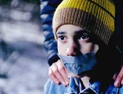 Der zw&ouml;lfj&auml;hrige Sami Ibarra (Adrian Davila) wird im Park &uuml;berfallen. Er k&auml;mpft um sein Leben.