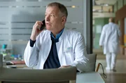 Dr. Roland Heilmann (Thomas Rühmann) telefoniert mit seinem besten Freund Dr. Achim Kreutzer in Kapstadt. Dieser soll die Nachbehandlung einer Patientin übernehmen, was kein Problem ist. Allerdings offenbart sich in dem Gespräch, dass Roland ihm noch nichts von seinem Kopfschuss und der daraus entstandenen Blindheit erzählt hat. Dr. Roland Heilmann (Thomas Rühmann) telefoniert mit seinem besten Freund Dr. Achim Kreutzer in Kapstadt. Dieser soll die Nachbehandlung einer Patientin übernehmen, was kein Problem ist. Allerdings offenbart sich in dem Gespräch, dass Roland ihm noch nichts von seinem Kopfschuss und der daraus entstandenen Blindheit erzählt hat.