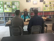 Rob Nelson (l.) und Stefan Burns (r.) diskutieren mit der Archivexpertin Dianne Frankson (m.) über historische Dokumente, die das Leben des Serienmörders Lewis Hutchinson widerspiegeln. Rob Nelson (l.) und Stefan Burns (r.) diskutieren mit der Archivexpertin Dianne Frankson (m.) über historische Dokumente, die das Leben des Serienmörders Lewis Hutchinson widerspiegeln.