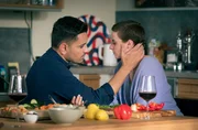 Romy Ziehden (Julia E. Lenska) ist &uuml;berraschend bei Ilay Demir (Tan Caglar) zum gemeinsamen Kochen aufgetaucht. Doch weit kommen die beiden nicht.