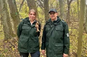 Die Bundesförster Nicole Petschick und Holger Wille pflegen den Wald auf dem Truppenübungsplatz: Nicole Petschick: „Ich fahre immer mit Scheibe runter und Radio aus. Du weißt nie, ob irgendwo ein Panzer aus dem Wald schießt.“