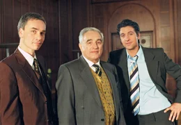 Zwei Generationen einer Kaufhausdynastie: Manfred Helmer (Michael Degen, Mitte) mit seinen S&ouml;hnen Max (Gregor T&ouml;rzs, re.) und Paul (Ingo H&uuml;lsmann).