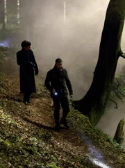 EinsPlus SHERLOCK - DIE HUNDE VON BASKERVILLE, "Sherlock - The Hounds Of Baskerville", Holmes (Benedict Cumberbatch, re.) hilft Henry Knight (Russell Tovey) bei der Suche nach der Bestie, die einst seinen Vater tötete.