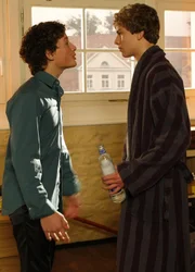 Tamas (Edzard Ehrle, re.) stellt Sàndor (Lennart König) zur Rede. Tamas (Edzard Ehrle, re.) stellt Sàndor (Lennart König) zur Rede.