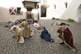 Der gesamte Hofstaat sinkt in einen 100-j&auml;hrigen Tiefschlaf.