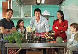 Max (Gregor T&ouml;rzs) bringt gewaltig Stimmung in die Bude von Elena (Julia Stemberger) und ihren Kindern Walter (Fabian Grass), Tina (Vespa Vasic) und H&auml;nschen (Adrian Wahlen, re.).