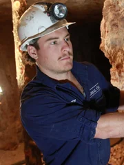 Rory Cheal beim Betrieb des Superdigger, Lightning Ridge, NSW.