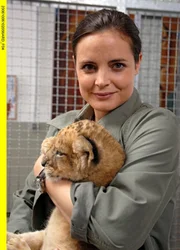 Susanne Mertens (Elisabeth Lanz) mit L&ouml;wenbaby Leonce.