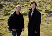 Holmes (Benedict Cumberbatch, re.) und Watson (Martin Freeman) ahnen, dass hinter der Legende um den Hund von Baskerville eine ganz rationale Erklärung steckt.