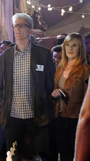 Nach dem rätselhaften Ableben einer Zirkusartistin tauchen D.B. Russell (Ted Danson) und Catherine (Marg Helgenberger) bei ihren Ermittlungen in die wundersame Welt eines wanderndem Kuriositätenkabinetts ein.