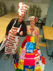 Willi Weitzel und eine T&uuml;tendesignerin Friederike im T&uuml;tenoutfit. Heute m&ouml;chte Willi wissen, wie Produkte aus Kunststoff hergestellt werden.