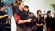 Der Polizist Ben Richards (Arnold Schwarzenegger, 2. v. li.) wird in einem dystopischen Staat zu Unrecht beschuldigt, einen Massenaufstand auf blutige Art und Weise beendet zu haben.