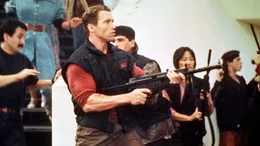 Der Polizist Ben Richards (Arnold Schwarzenegger, 2. v. li.) wird in einem dystopischen Staat zu Unrecht beschuldigt, einen Massenaufstand auf blutige Art und Weise beendet zu haben.
