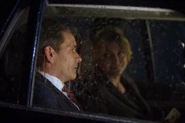 Noch ist alles wie immer: Eva (Charlotte Vandermeersch), Pressesprecherin des belgischen Premierministers (Koen De Bouw), holt ihren Chef am fr&uuml;hen Morgen zu einem Staatsbesuch ab.
