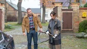 Karoline Joost (Nike Fuhrmann, r.) und Lars Pöhlmann (Dominic Boeer, l.) ermitteln auf dem Hof des verrückten Kuhbauern Arno Uphoff. Eine Waffe konnten die beiden schon mal sicherstellen.