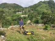 Stefan Burns posiert mit dem Bodenradar auf dem Edinburgh Castle in Jamaika. Stefan Burns posiert mit dem Bodenradar auf dem Edinburgh Castle in Jamaika.