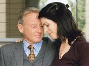 Elena Eichhorn (Cheryl Shepard) hat sich in ihrem Vater Raimund (Günter Clemens) getäuscht und bittet ihn um Verzeihung. Elena Eichhorn (Cheryl Shepard) hat sich in ihrem Vater Raimund (Günter Clemens) getäuscht und bittet ihn um Verzeihung.