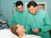 Der Patient Hagen Vogel (Theo Maalek, links) will die lebensgefährliche Operation, die auch die Karriere von Dr. Brentano (Thomas Koch, Mitte) und Dr. Heilmann (Thomas Rühmann) aufs Spiel setzen könnte...