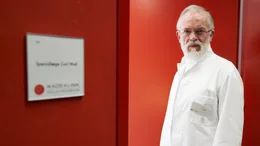 Dr. Wad (Anders Hove) holen die Schatten der Vergangenheit ein.