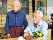 Friedrich (Fred Delmare, links) ist völlig verwirrt: Welches Spiel spielt Charlotte mit ihrer Kurbekanntschaft Bernhard Schirmer (Horst Drinda)? Friedrich (Fred Delmare, links) ist völlig verwirrt: Welches Spiel spielt Charlotte mit ihrer Kurbekanntschaft Bernhard Schirmer (Horst Drinda)?