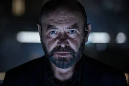 Der Chef der Terroristen (Dirk Roofthooft) hat die Erpressung des Premierministers bis ins kleinste Detail geplant und &uuml;berwacht sein Opfer mittels modernster Technik  in jeder Sekunde.