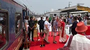 Eisenbahnverkehr in Indien: Roter Teppich für die Fahrgäste des Deccan Odyssey in Vadodara, dem früheren Badora. Eisenbahnverkehr in Indien: Roter Teppich für die Fahrgäste des Deccan Odyssey in Vadodara, dem früheren Badora.