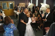 Geben sich im Beisein ihrer Trauzeugen Miranda (Chandra Wilson, vorne l.) und Jackson (Jesse Williams, vorne r.), Kollegen und Freunden das Ja-Wort: Richard (James Pickens, Jr., vorne 2.v.l.) und Catherine (Debbie Allen, vorne 2.v.r.) ... Geben sich im Beisein ihrer Trauzeugen Miranda (Chandra Wilson, vorne l.) und Jackson (Jesse Williams, vorne r.), Kollegen und Freunden das Ja-Wort: Richard (James Pickens, Jr., vorne 2.v.l.) und Catherine (Debbie Allen, vorne 2.v.r.) ...
