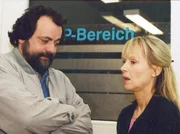 Feuerwehrmann Mark Faber (Matthias Brenner) beschuldigt den Sohn von Christiane Zimmermann (Marina Krogul), dass er den Brand verursacht hat und damit auch verantwortlich für den Tod seines Kollegen beim Rettungseinsatz ist. Noch bevor etwas wie Zuneigung entstehen konnte, bricht alles wieder zusammen.... Feuerwehrmann Mark Faber (Matthias Brenner) beschuldigt den Sohn von Christiane Zimmermann (Marina Krogul), dass er den Brand verursacht hat und damit auch verantwortlich für den Tod seines Kollegen beim Rettungseinsatz ist. Noch bevor etwas wie Zuneigung entstehen konnte, bricht alles wieder zusammen....