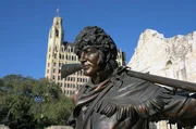 In Texas verkörpert Davy Crockett die Seele der USA: Als historischer Volksheld steht er für die Eroberung des Westens und für männliche Selbstbestimmung. In Texas verkörpert Davy Crockett die Seele der USA: Als historischer Volksheld steht er für die Eroberung des Westens und für männliche Selbstbestimmung.