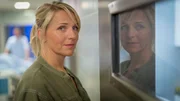 Nora (Tanja Wedhorn) wei&szlig;, was mit ihrer Schwester los ist.