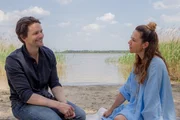 Thomas (Bert Tischendorf) und Katja (Alexandra Neldel) kommen sich beim Picknick näher. Doch Katja lässt ihre Gefühle nicht wirklich zu. Thomas (Bert Tischendorf) und Katja (Alexandra Neldel) kommen sich beim Picknick näher. Doch Katja lässt ihre Gefühle nicht wirklich zu.