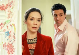 Elena (Julia Stemberger) ist alles andere als erfreut &uuml;ber die Leistungen ihres neuen "Kinderm&auml;dches" Max (Gregor T&ouml;rzs).