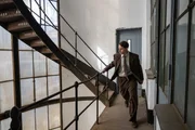 Szene eines Albtraums: Ernst Michel (Jonathan Berlin) im Labyrinth des Gefängnis-Treppenhaus. Szene eines Albtraums: Ernst Michel (Jonathan Berlin) im Labyrinth des Gefängnis-Treppenhaus.