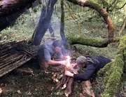 EJ Snyder und Jeff Zausch arbeiten am Feuer.