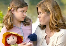 Anna (Ursula Buschhorn, re.) gewinnt langsam das Vertrauen der traumatisierten Isabelle (Luisa Neuh&auml;user).