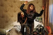 Frederike (Marie Leuenberger, links) durchsucht das Zimmer und Mia (Nadja Sabersky) nach Gras und Pillen. Frederike (Marie Leuenberger, links) durchsucht das Zimmer und Mia (Nadja Sabersky) nach Gras und Pillen.