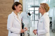Dr. Ina Schulte (Isabell Gerschke, re.) glaubt nicht, dass Klinikleiterin Prof. Dr. Maria Weber (Annett Renneberg, li.) nach den schrecklichen Ereignissen in der Sachsenklinik einfach so weitermachen kann. Doch Maria beteuert, dass es ihr gut gehe.