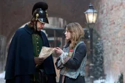 Der Gendarm (Oliver Korittke, links) gibt Inga (Lea Müller) ein paar warme Maronen.