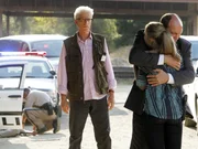 D. B. Russell (Ted Danson, l.) beobachtet, wie Conrad Ecklie (Marc Vann) erleichtert seine Tochter Morgan (Elisabeth Harnois) in die Arme schließt - beinahe hätte er sie verloren... D. B. Russell (Ted Danson, l.) beobachtet, wie Conrad Ecklie (Marc Vann) erleichtert seine Tochter Morgan (Elisabeth Harnois) in die Arme schließt - beinahe hätte er sie verloren...