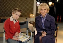 Als Gast ist Liselotte Pulver zu sehen, die in Helmut Kr&auml;utners Klassiker seinerzeit die Rolle der Juliane spielte. Pips (Maximilian Werner) sieht seinem Vater bei den Dreharbeiten zu.