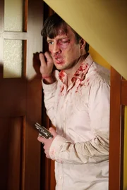 Wayne hat Adam (Nathan Fillion) &uuml;bel zugerichtet und nun ist er auf dem Weg zu Katherine. Wird Adam seine Frau noch rechtzeitig warnen k&ouml;nnen?